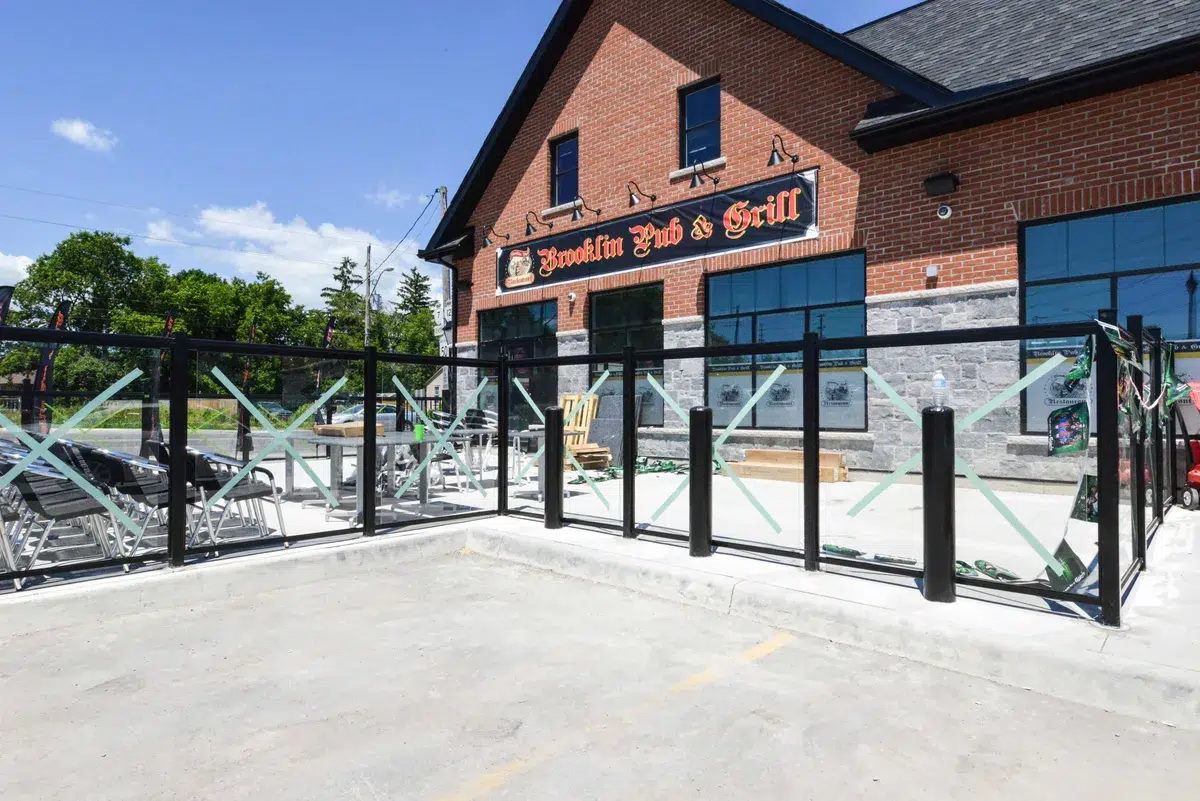ALUMINUM RAILING WITH GLASS - Delore Dist New - APK Sunrooms