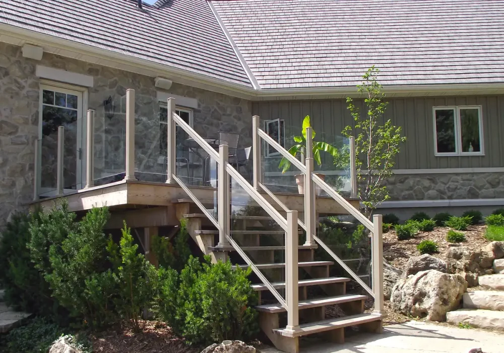 ALUMINUM RAILING WITH GLASS - Bunker Job New - APK Sunrooms