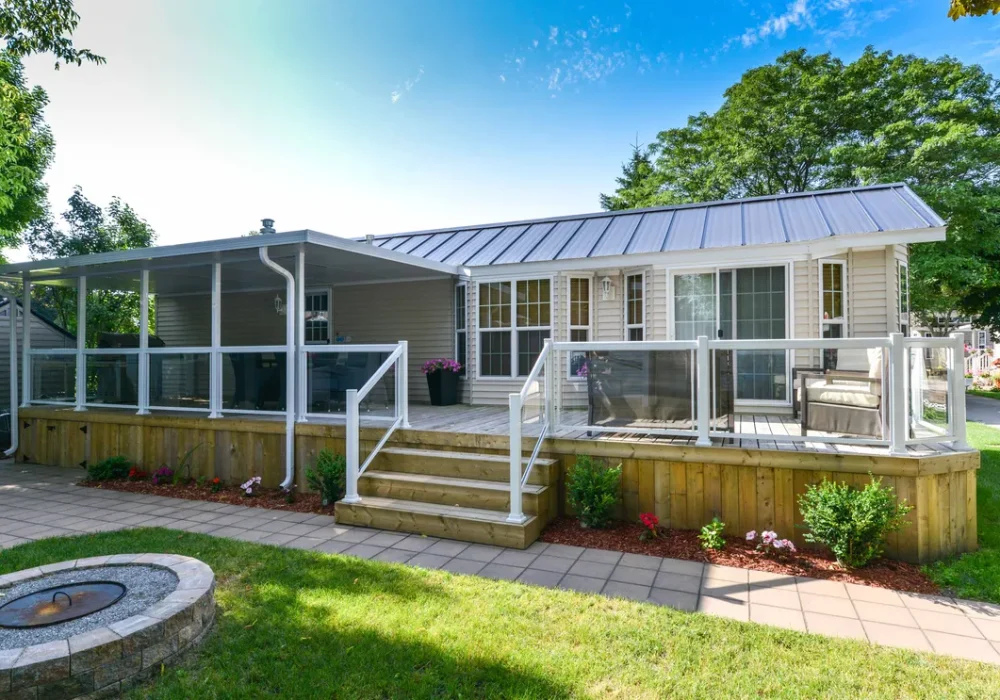 ALUMINUM RAILING WITH GLASS - Cedar Beach Park New - APK Sunrooms