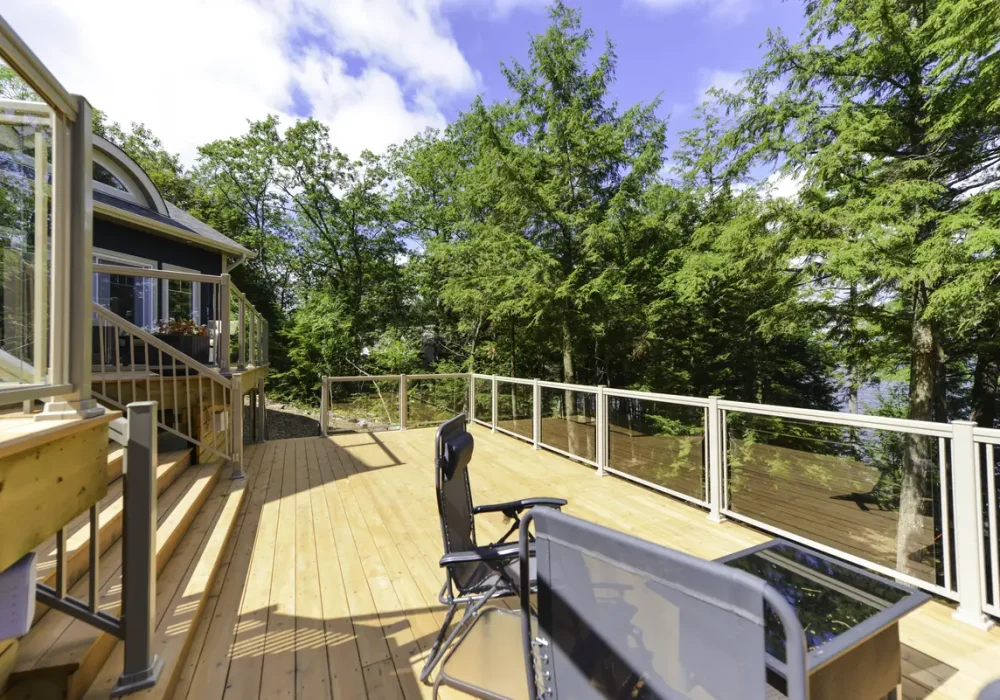 ALUMINUM RAILING WITH GLASS - Dsc New - APK Sunrooms